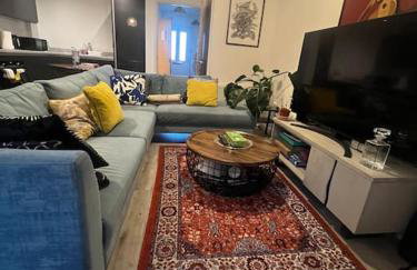 Lovely 2 bedroom home, free parking, 6 mins from airport - Foto 14