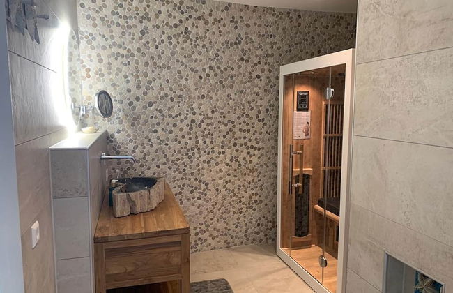 Modern Retreat With Private Sauna - Photo 17