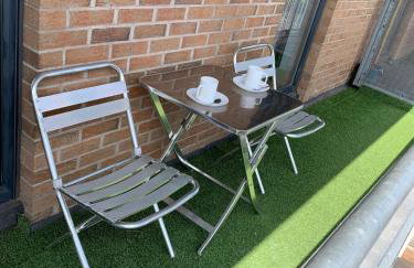 Spacious Modern 3-Bedroom Apartment with Balcony & Free Parking near City Centre - Foto 12