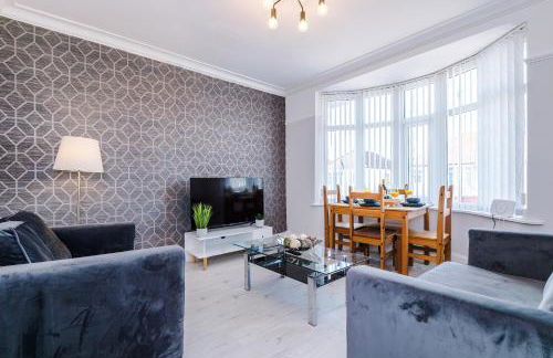 "Eastville Court Rhyl" by Greenstay Serviced Accommodation - A Cosy 2 Bedroom Bungalow with Parking, Dog Friendly, Close To Beaches, Shops & Restaurants - Ideal for Families, Friends, Couples & Business Travellers - Photo 2