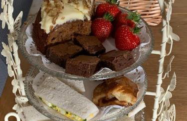 Romantic Shepherds hut with stunning sunsets - Photo 12