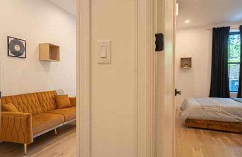 Stylish 2BD Brooklyn Retreat with Backyard & Basement - Foto 25