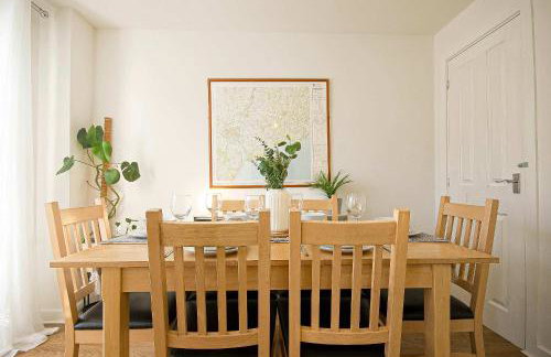 Comfortable 4 Bed Modern Townhouse with Parking - Foto 24