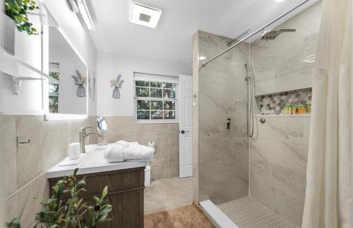 Stunning Gem Home w Heated Salt Pool & Game Room - Foto 67