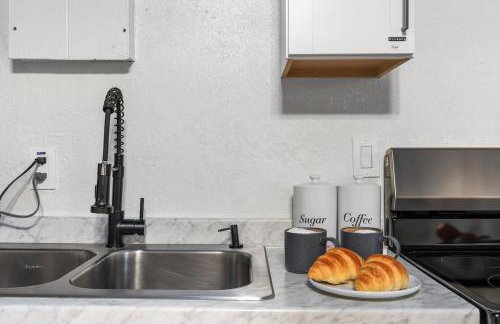 Mins to Beach - Studio Home- Walk to Downtown - Free Parking - Foto 8