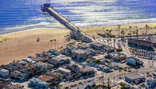 2026 Award Winner, Luxe 2BR, steps to sand & pier, with fire pit, AC and parking - Foto 4