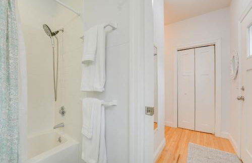 Near Portland Trails Walkable Apartment with Deck - Foto 18