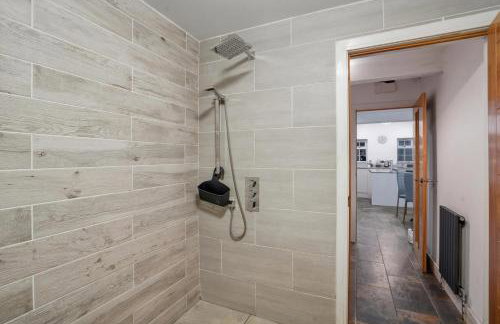 Spacious Modern 4BR Home 2 Luxury Bathrooms Private Parking Near M54, M6, JLR & WV1 - Foto 30