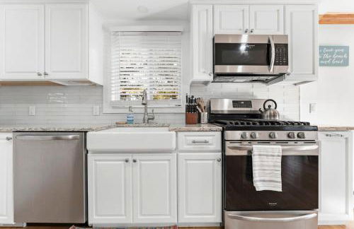 Family Getaway Walkable to Town - Foto 21