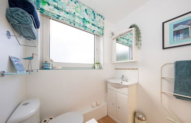 Sunny Modern Nr Beach Village w Parking - Photo 45