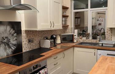 Entire House, Parking, Facilities, sleeps up to 6, suitable for contractors, families or NHS - Foto 19