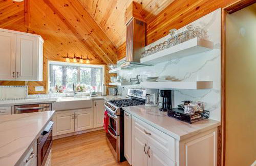 Wraparound Deck and Grill Wrightwood Cabin Near PCT - Foto 7