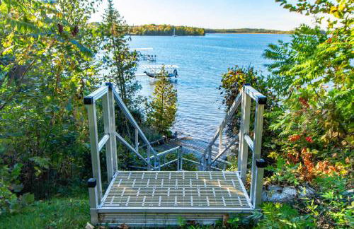 Spacious Leech Lake Home on 2 Private Acres, 200' of lake shore 15 Minutes to Walker with boat lift, dock, swimming, fire pit - Foto 25