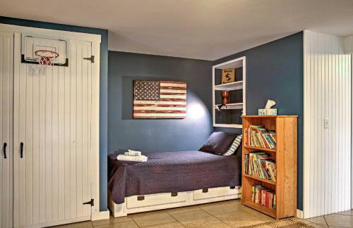 Beautiful Sandy Point Getaway with Wraparound Deck! - Foto 17