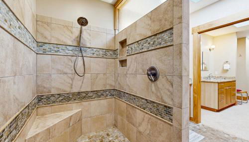 5 Bed 4 Bath Vacation home in Tuckasegee - Foto 3