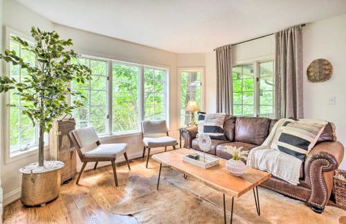 Deck with Fireplace Pet-Friendly Lake Lure Retreat - Foto 7