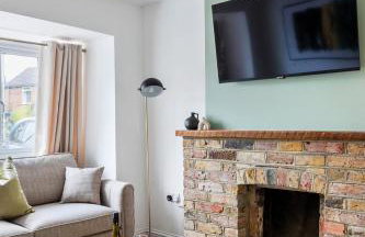 Woking -Garden Driveway Parking 4Bed - Photo 7