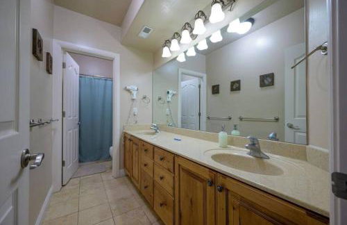 Lakeside Escape with Hot Tub - Foto 6