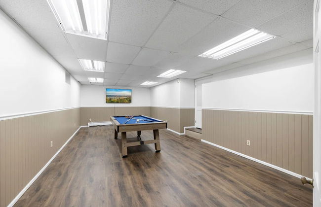 Cozy Fall Home With 4BR and Fireplace - Photo 14