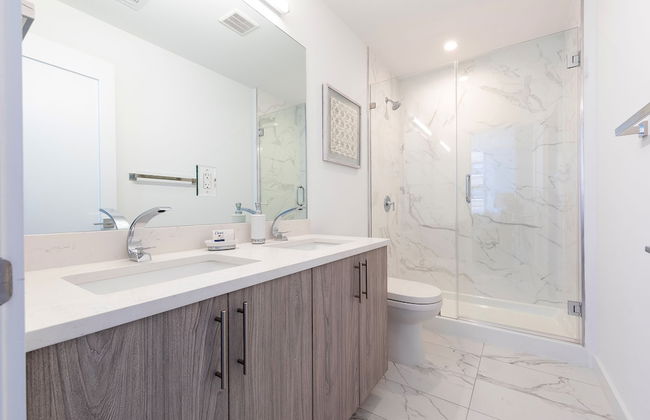 Lavish 3BR Retreat w Private Rooftop Deck Near NYC - Foto 11