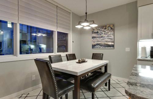 Modern Townhome Near Downtown walk to CWS! - Foto 21
