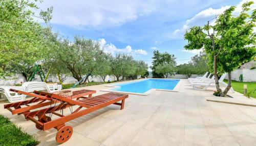 Six-Bedroom Holiday Home In Sv Filip I Jakov - Foto 2