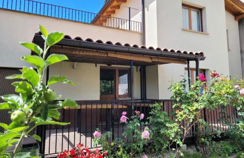 Casa Julio, bonita casa cómoda y espaciosa, totalmente reformada con terraza y jardin privado - Foto 1