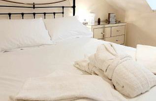 Apartment 4 - striking, 2 bedroom luxury apartment - close to town, mainline rail & theatre - Photo 2