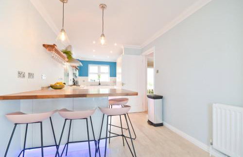 Princes Esplanade-Beachfront House with Balcony a stone throw from Gurnard Beach - Foto 11