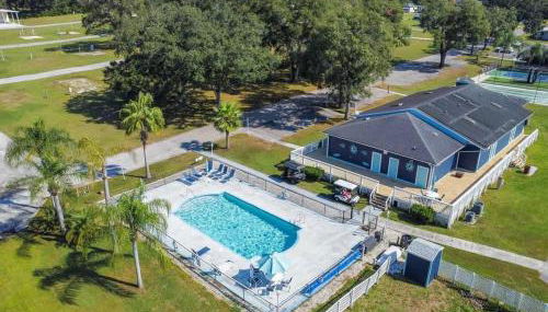 2 Bed Cozy Home, Dade City, Pickle Ball and Pool - Photo 4