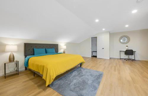 Group-Friendly 10BR Townhouse, Best Area in Bloomfield - Photo 9