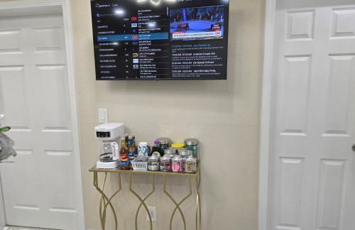 This luxury basement is the perfect getaway - Foto 33