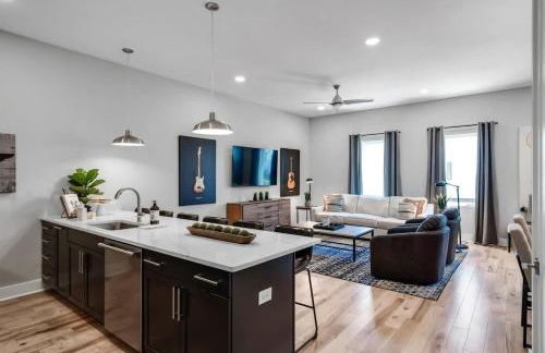 Rooftop Views - Hot Tub - Near Honky Tonks & Bars - Photo 4