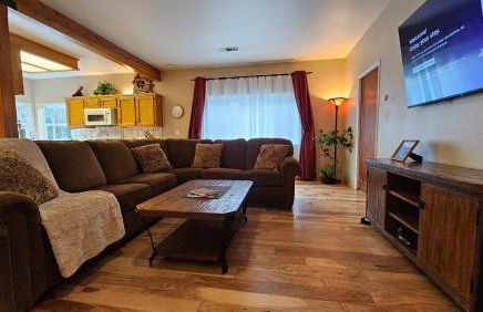 Knotty Pine Cabin with Artisan Stone Patio - Walk to Bass Lake - Foto 32