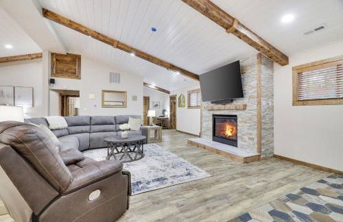 Whiskey Pines Retreat! Single Level Home, Outdoor Firepit, AC, BBQ! Sleeps 9 in Lake Harmony! - Foto 8