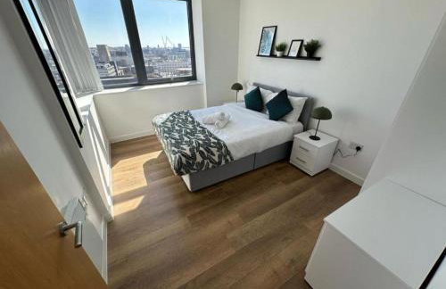 Two Bedroom City View Apartment Liverpool by StaySavvy Accommodation - Photo 33