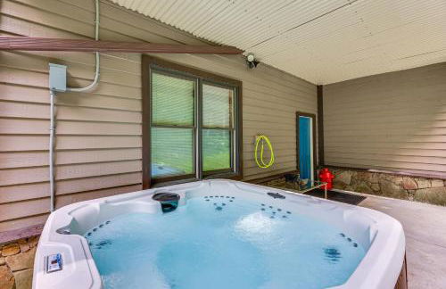 Cabin with Hot Tub and WiFi 4 Mi to Snowshoe Resort - Foto 33