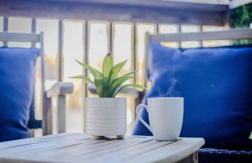 Jennifer's Chic 2nd Floor Apt Private Deck w Views - Photo 28