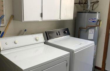 Riverside Cabin with Rare Claw-Foot Bathtub, Montana - Foto 7
