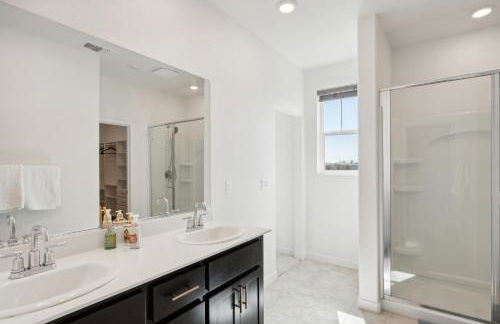 Spacious 3BR Home with Charming Backyard home - Foto 26