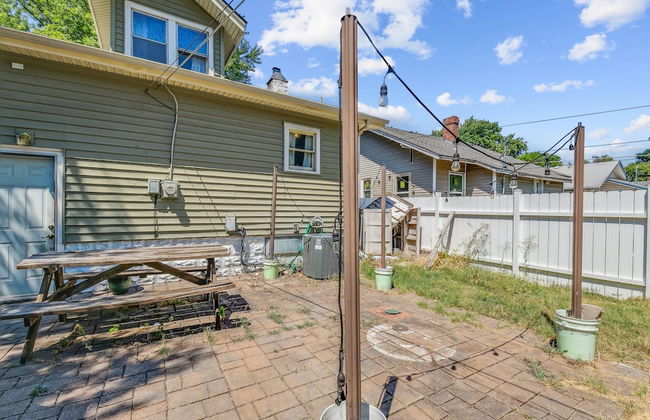 Cute Cozy and Cheerful 3 Bedroom House - Photo 7