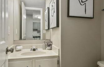 4BR Townhome, Close to Shops & Restaurants, 40 Mins to DC - Foto 11