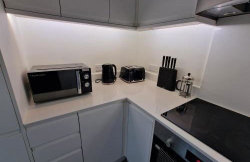 New! Modern Elegant 2-Bed Apartment, free parking - Photo 7