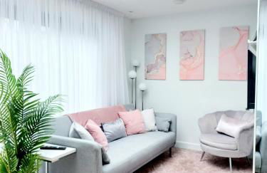 'The Limes' - Air-Con Two Double Bedroom Holiday House with Private Garden - Foto 1