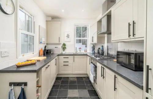 Pass the Keys Luxury 2 Bedroom Townhouse in Central St Albans - Photo 3