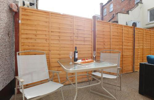 North Rd Apartment with Garden by N And N Stays Ltd, Close to vibrant Gloucester Rd with plenty of restaurants and shops near by, free on street parking - Foto 27