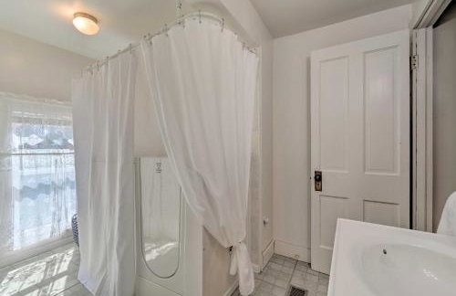 Walk to Beach! Sodus Point Escape with Private Yard - Foto 22