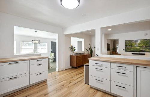 Sister Lakes Lakeside House - Sleeps 16 - Foto 54