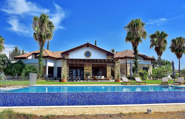 Incredible Large Villa In Paphos Sleeps 14 Children Pool, Jacuzzi, Huge Garden - Foto 47