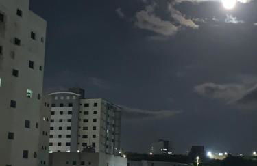 Sacada com ar, rede, pôr do sol, lareira e cinema no Candeias - Foto 22